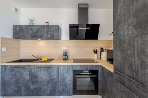 Refrigerador, microondas, horno, placa de cocina