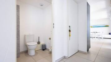 Douche, sèche-cheveux, serviettes fournies