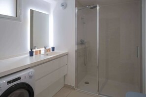 Douche, séchoir à cheveux, serviettes fournies