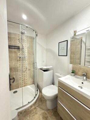 Douche, sèche-cheveux, serviettes fournies