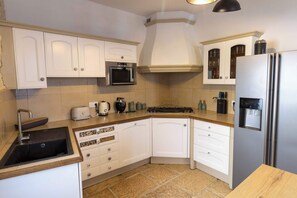 Frigorífico, microondas, horno y placa de cocina