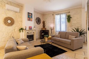 Una televisión, una chimenea, un reproductor estéreo