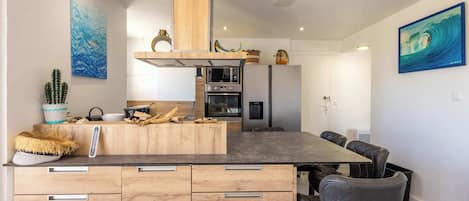 Réfrigérateur, micro-ondes, four, plaque de cuisson