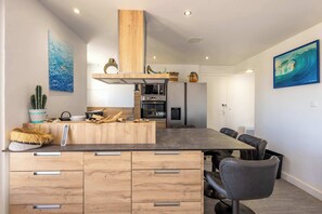 Réfrigérateur, four à micro-ondes, un four, surface de cuisson