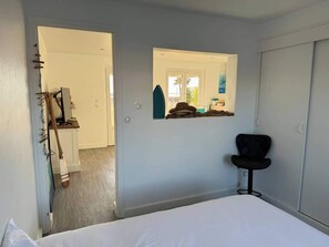 2 bedrooms, iron/ironing board, travel cot, WiFi