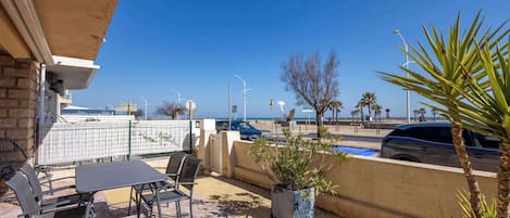 屋外ダイニングエリア