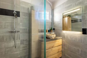 Shower, hair dryer, towels