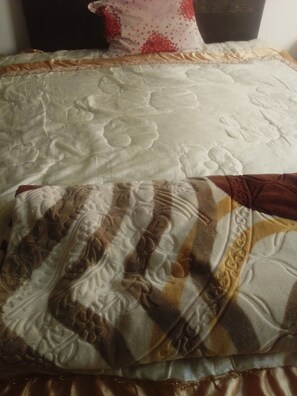 7 bedrooms, WiFi, bed sheets