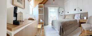 Habitació doble o amb dos llits individuals de disseny | Caixa forta a l'habitació i wifi gratuïta