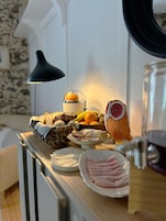 Café da manhã completo grátis todos os dias