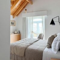 Design-Doppel- oder -Zweibettzimmer | Badezimmer | Kostenlose Toilettenartikel, Hausschuhe, Seife, Shampoo