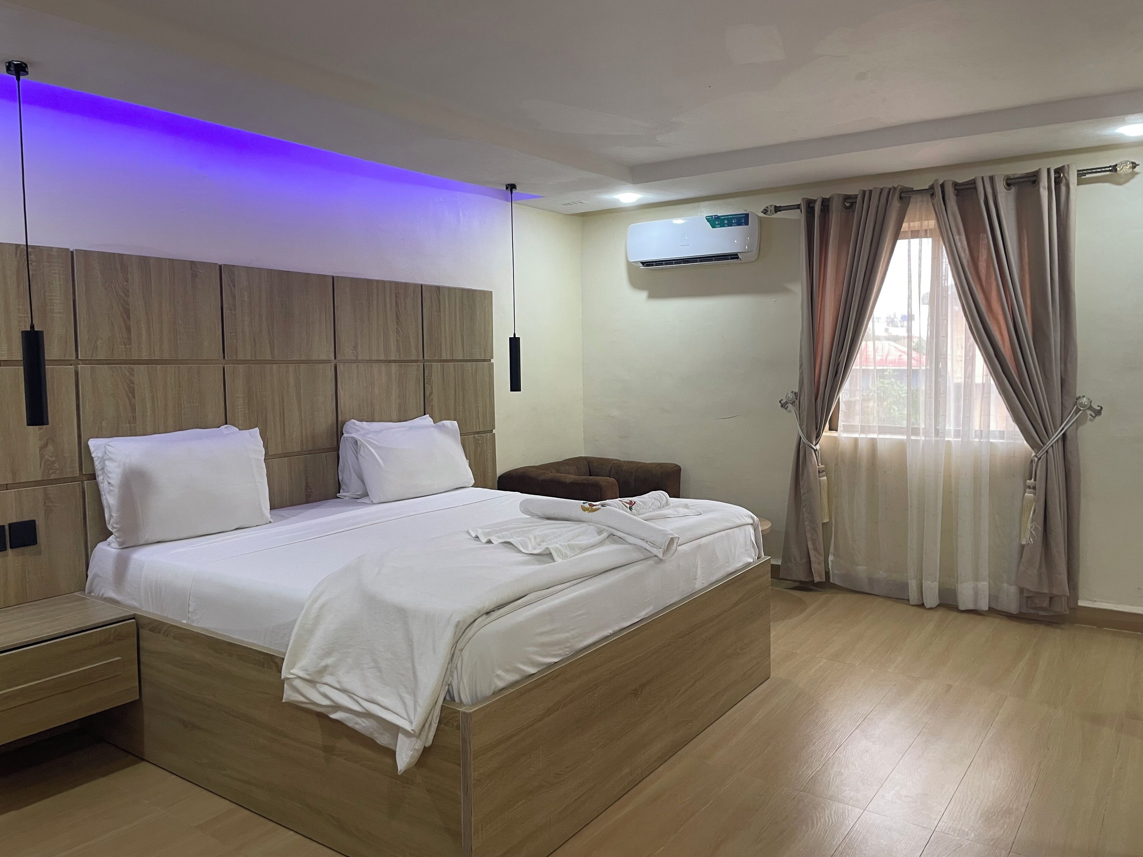 Quarto superior | Escrivaninha, espaço de trabalho para notebook, cortinas blackout