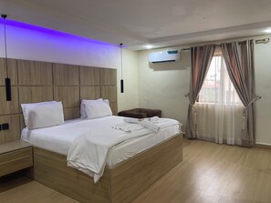 Habitación superior | Escritorio, espacio para trabajar con un portátil, cortinas opacas