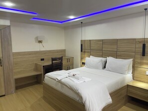 Standardrum - 1 sovrum - privat badrum | Skrivbord, arbetsyta för laptop, mörkläggningsgardiner och ljudisolering