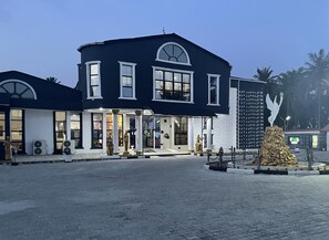 Mặt tiền nơi lưu trú