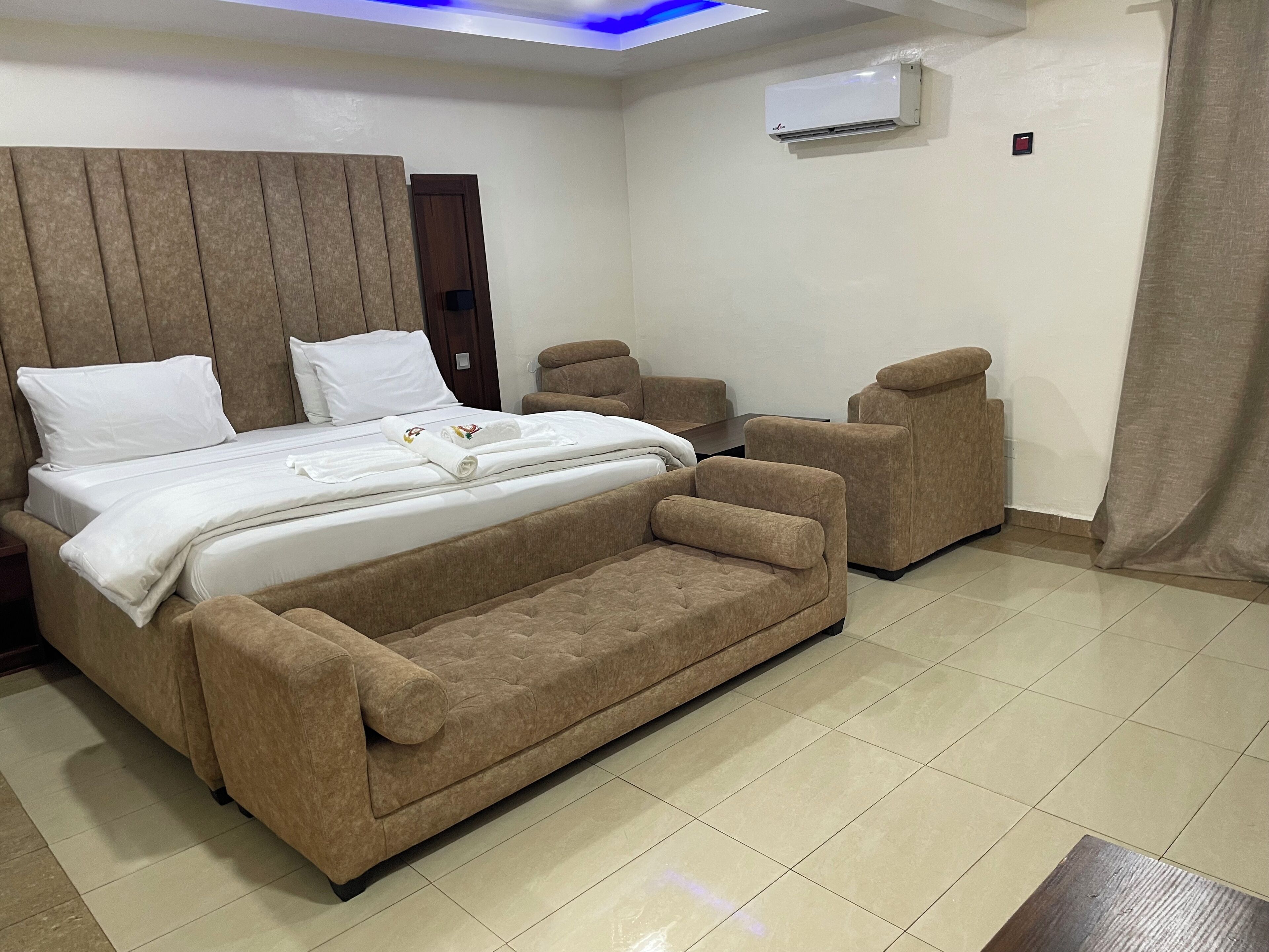 Escritorio, espacio para trabajar con laptop y cortinas blackout 