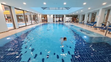 Una piscina techada, una piscina al aire libre