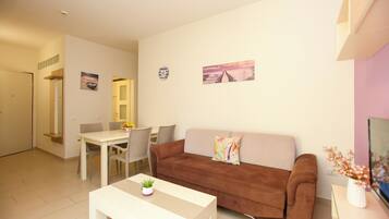 Apartamento conforto, 2 quartos | Área de estar | TV 40 polegadas com canais digitais