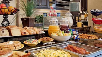 Desayuno continental diario (EUR 10 por persona)