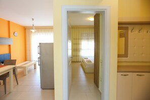 Appartement Deluxe, vue mer | Coin séjour | Télévision de 40 pouces avec chaînes numériques