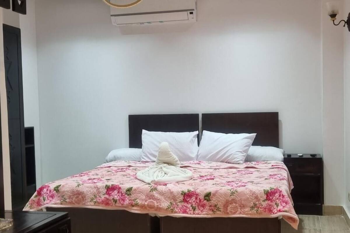 Standard enkelrum - 1 kingsize-säng | Arbetsyta för laptop, ljudisolering och gratis wi-fi