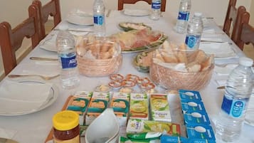 Desayuno continental gratuito y diario