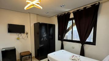 Minibar, espacio para trabajar con laptop y sistema de insonorización