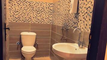 Habitació doble estàndard | Bany | Barnussos, sabatilles, sabó i xampú