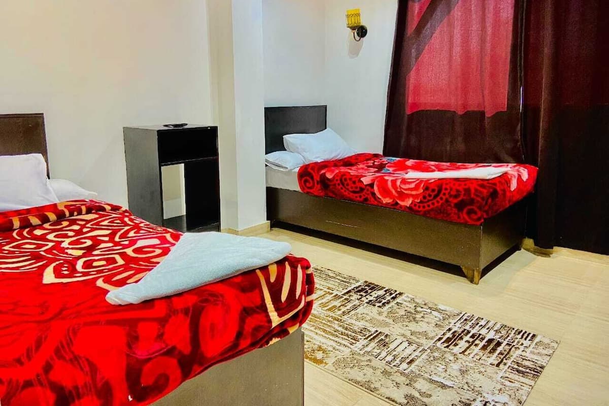 Laptop workspace, soundproofing, free WiFi