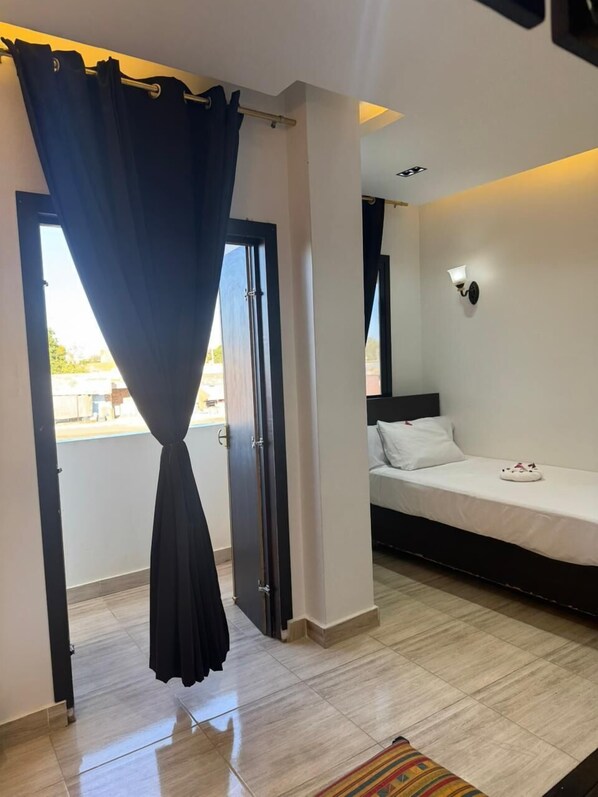 Standard Single Room, 1 King Bed | Minibar, laptop workspace, soundproofing, free cribs/infant beds