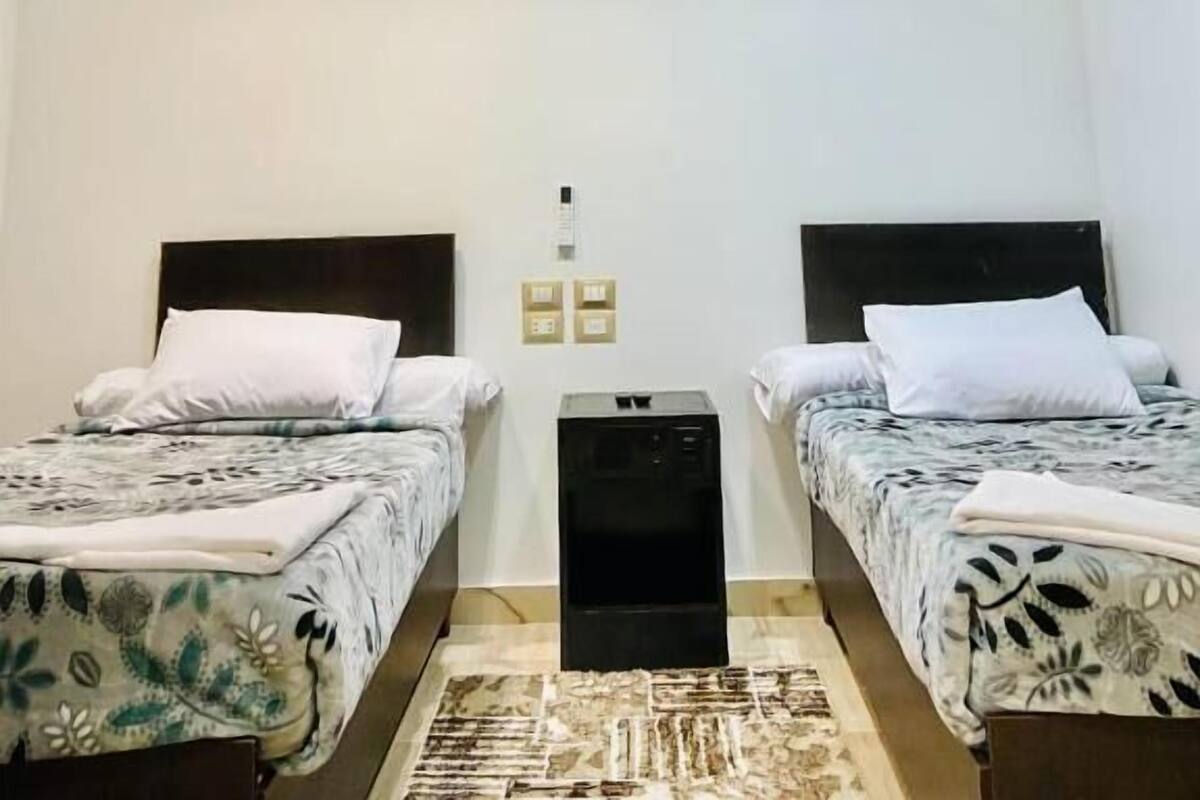 Minibar, espacio para trabajar con laptop y sistema de insonorización