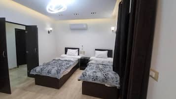 Habitació doble estàndard | Espai de treball apte per a portàtils i habitacions insonoritzades