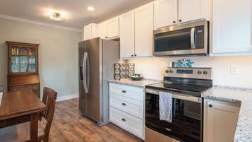 Geladeira, micro-ondas, fogão, cooktop