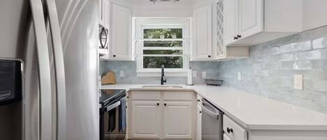 Frigorifero, microonde, forno, piano cottura