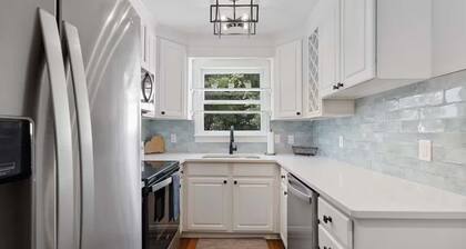 Charming Lowcountry Cottage | Near Downtown & Parris Island