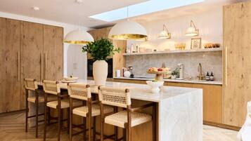 House (4 Bedrooms) | Private kitchen | Fridge, microwave, oven, electric kettle