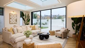 House (4 Bedrooms) | Living area