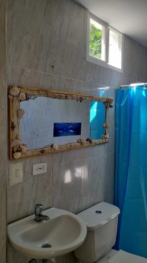 Ducha, artículos de higiene personal gratuitos, toallas y jabón