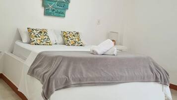 Habitación doble clásica, patio, vista al patio | Ropa de cama