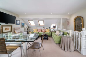 ラグジュアリー アパートメント シティビュー | リビング エリア | 液晶テレビ