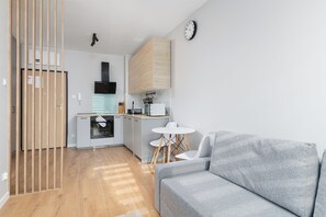 Apartamento, sacada | Sala de estar | TV