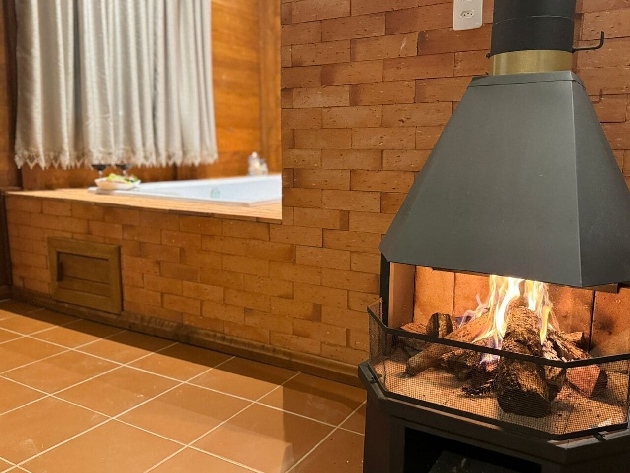 Quarto casal luxo, vista para a montanha | Roupas de cama antialérgicas, espaço de trabalho para notebook