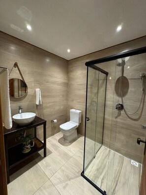 Deluxe Double Room, Mountain View | Bilik Mandi | Tab mandi dan pancuran berasingan, pengering rambut, jubah mandi 