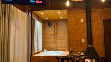 Quarto casal luxo, vista para a montanha | Roupas de cama antialérgicas, espaço de trabalho para notebook