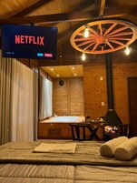 Ropa de cama hipoalergénica y espacio para trabajar con laptop 