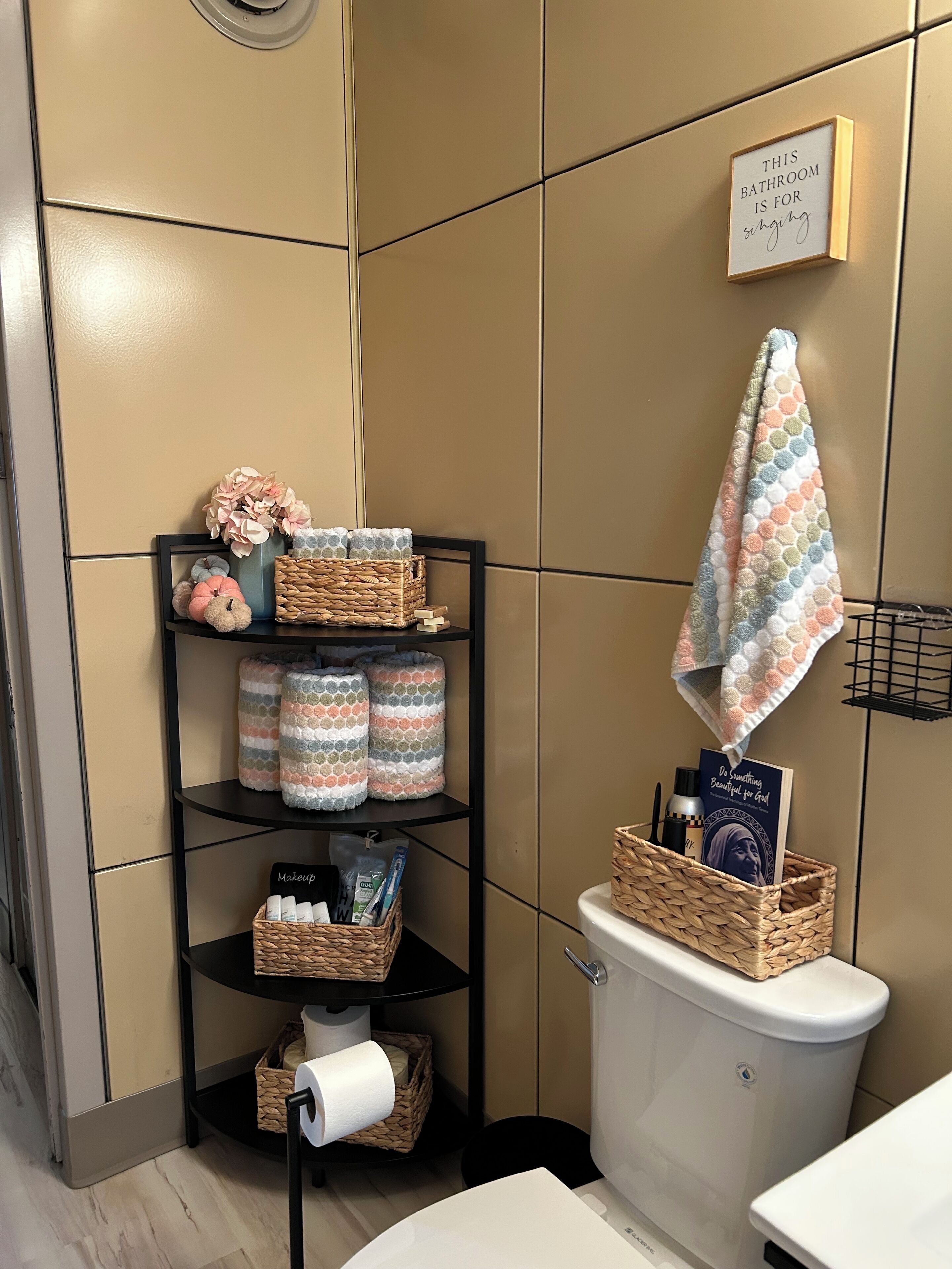 Secador de pelo, toallas, jabón, shampoo