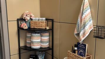 Haartrockner, Handtücher, Seife, Shampoo