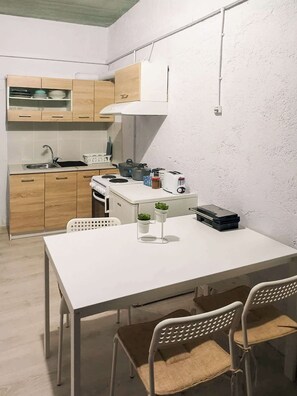 Frigorífico, horno, placa de cocina y tostadora