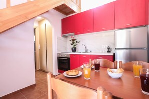 Een koelkast, een oven, een kookplaat, een koffiezetapparaat/waterkoker