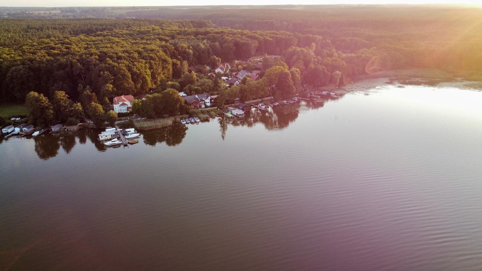 Vista aerea di una proprietà sul lago con case e barche.